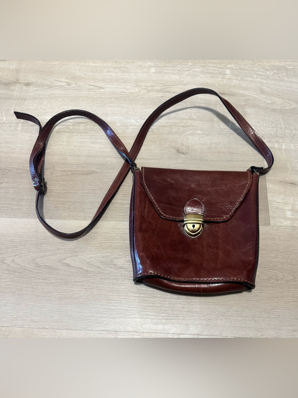 Classic Brown Leather Crossbody Bag - Timeless Everyday Style
